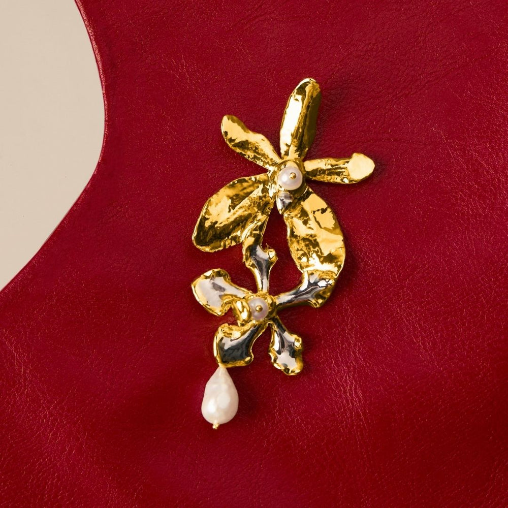 RISIS Aranthera and Wee Kim Lian Orchid Brooch, natural orchid encapsulated in 24K Swiss Gold and Palladium with Baroque Freshwater Pearl
