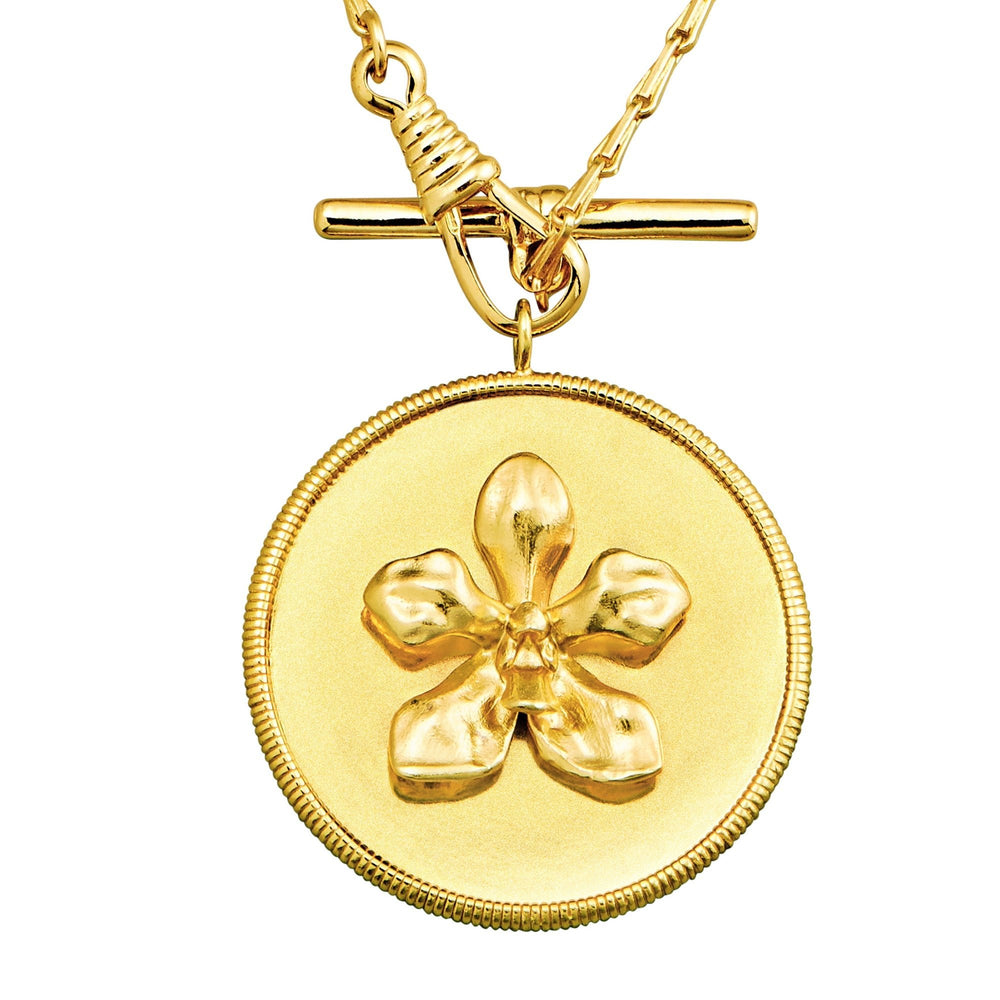 Risis X LINGWU Iconic Vanda Orchid Short Necklace - A golden pendant featuring a raised, sculpted four-leaf clover design hangs from a twisted gold bar through a chain link, with a textured rim encircling the clover.