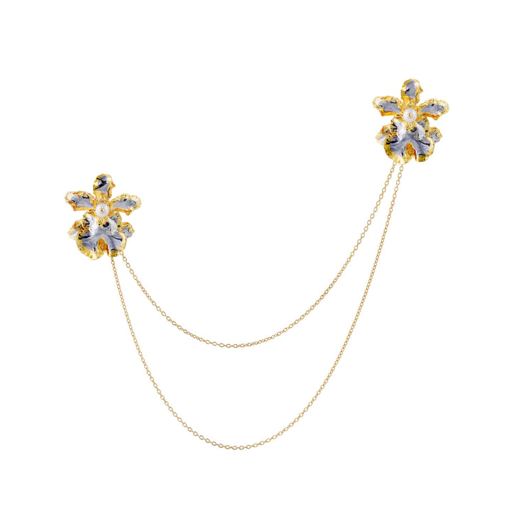 Risis 1974 Oncidium Chain Brooch - Two golden floral-shaped brooches embedded with blue gemstones are interconnected by delicate gold chains, displaying elegance and craftsmanship.