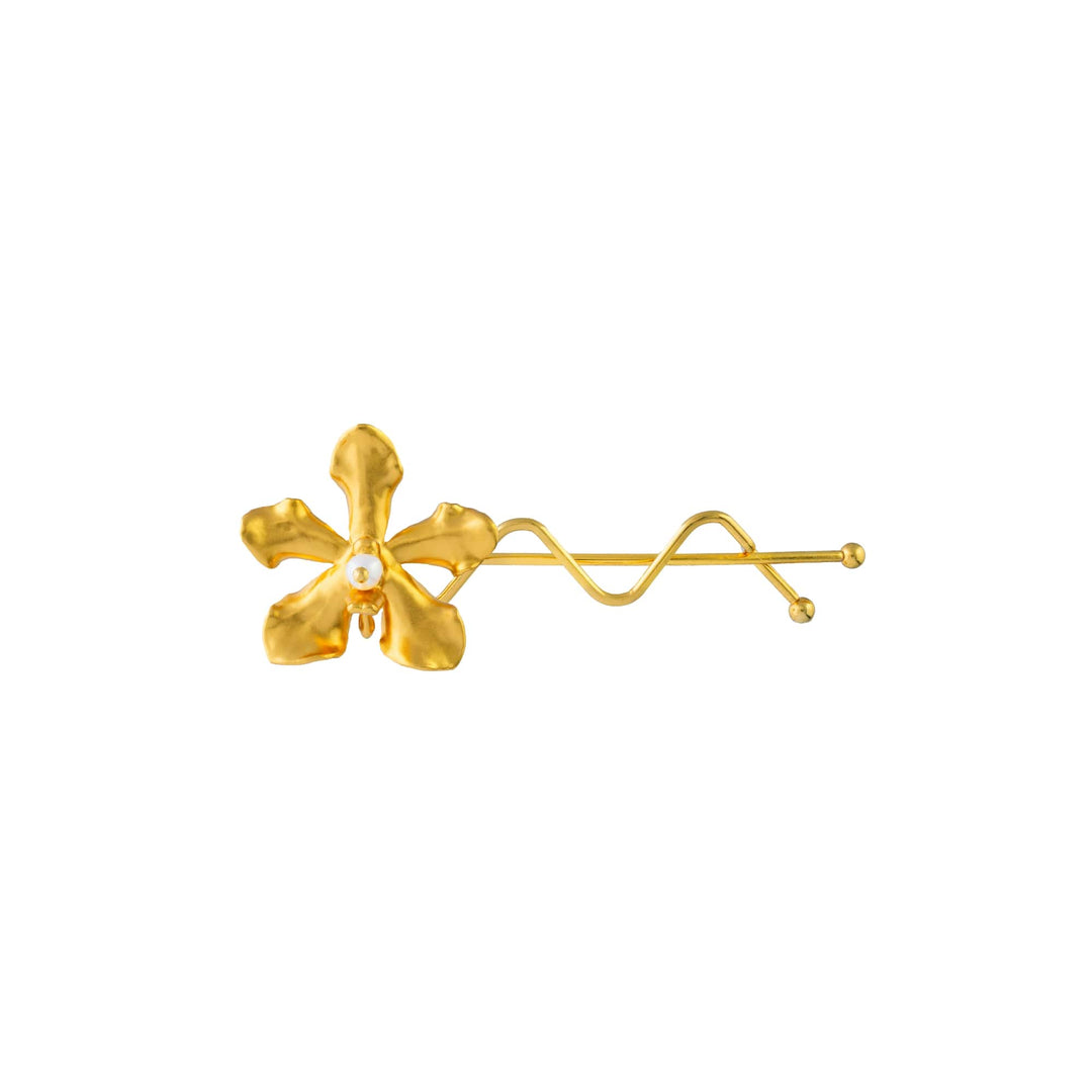 Risis 1974 Vanda Hair Clip - A golden brooch shaped like an abstract flower with a matte finish and a central pearl, displaying elegance and a contemporary design.