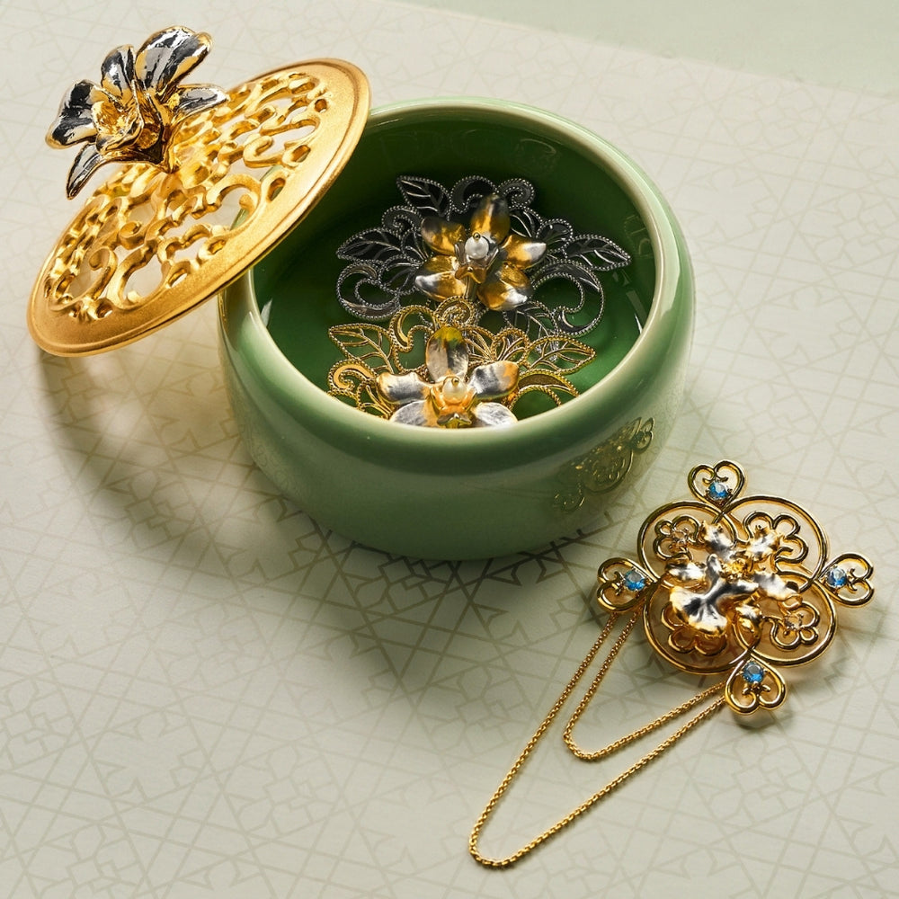 RISIS Peranakan Orchid Keepsake in 24K Swiss Gold and Palladium on a Black Hammer Pot