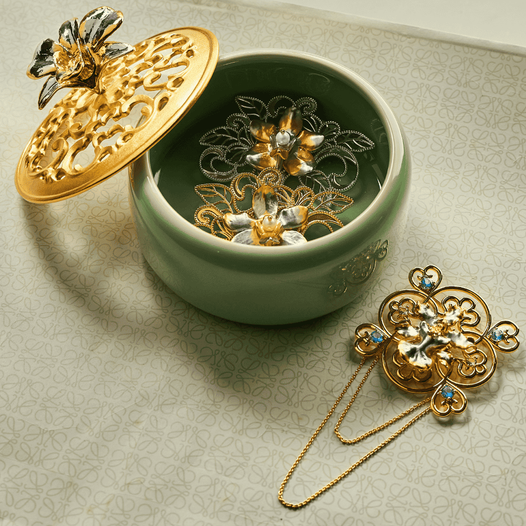 RISIS Peranakan Orchid Keepsake in 24K Swiss Gold and Palladium on a Black Hammer Pot