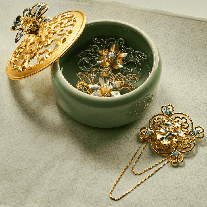 RISIS Peranakan Orchid Keepsake in 24K Swiss Gold and Palladium on a Black Hammer Pot