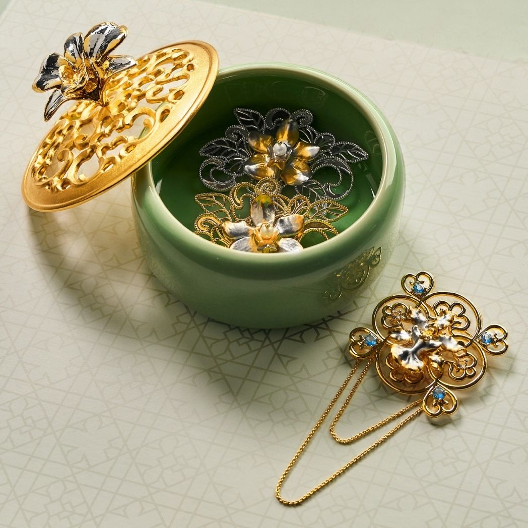 RISIS Peranakan Orchid Keepsake in 24K Swiss Gold and Palladium on a Black Hammer Pot