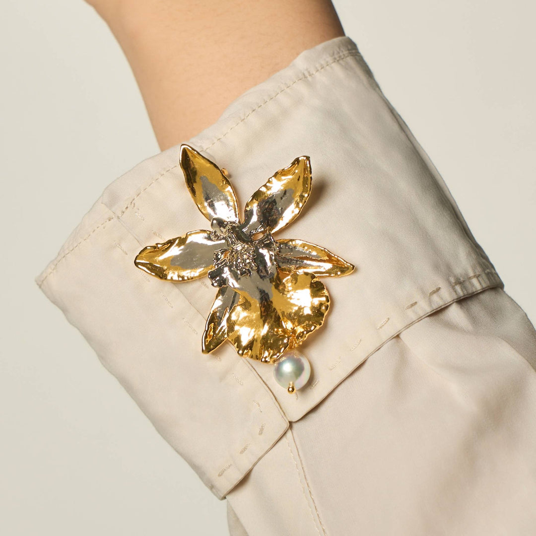 RISIS SG60 Resilient Cambria Orchid Brooch - Natural Orchid encapsulated In 24K Swiss Gold And Palladium With Grey Akoya Pearl