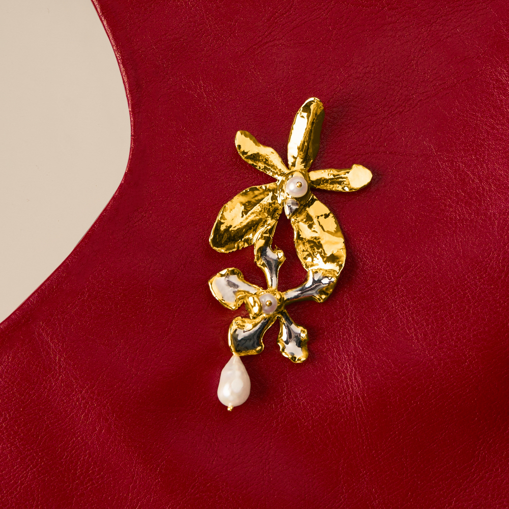 RISIS Aranthera and Wee Kim Lian Orchid Brooch, natural orchid encapsulated in 24K Swiss Gold and Palladium with Baroque Freshwater Pearl