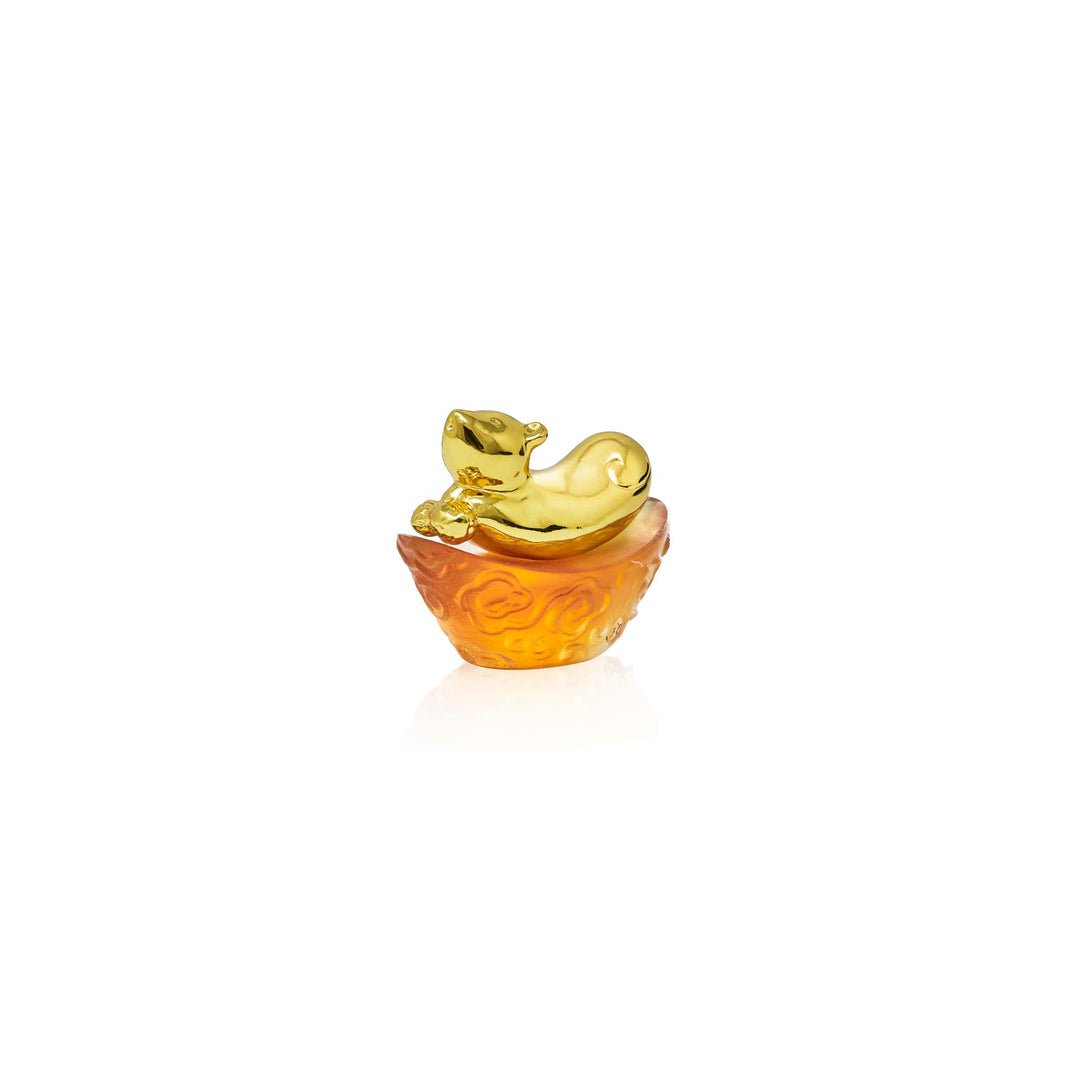 Risis Mini Celestial – Rat on Amber Liu Li - A glossy, golden rat lays atop a translucent amber-hued bowl with swirl patterns, creating an elegant decorative piece.