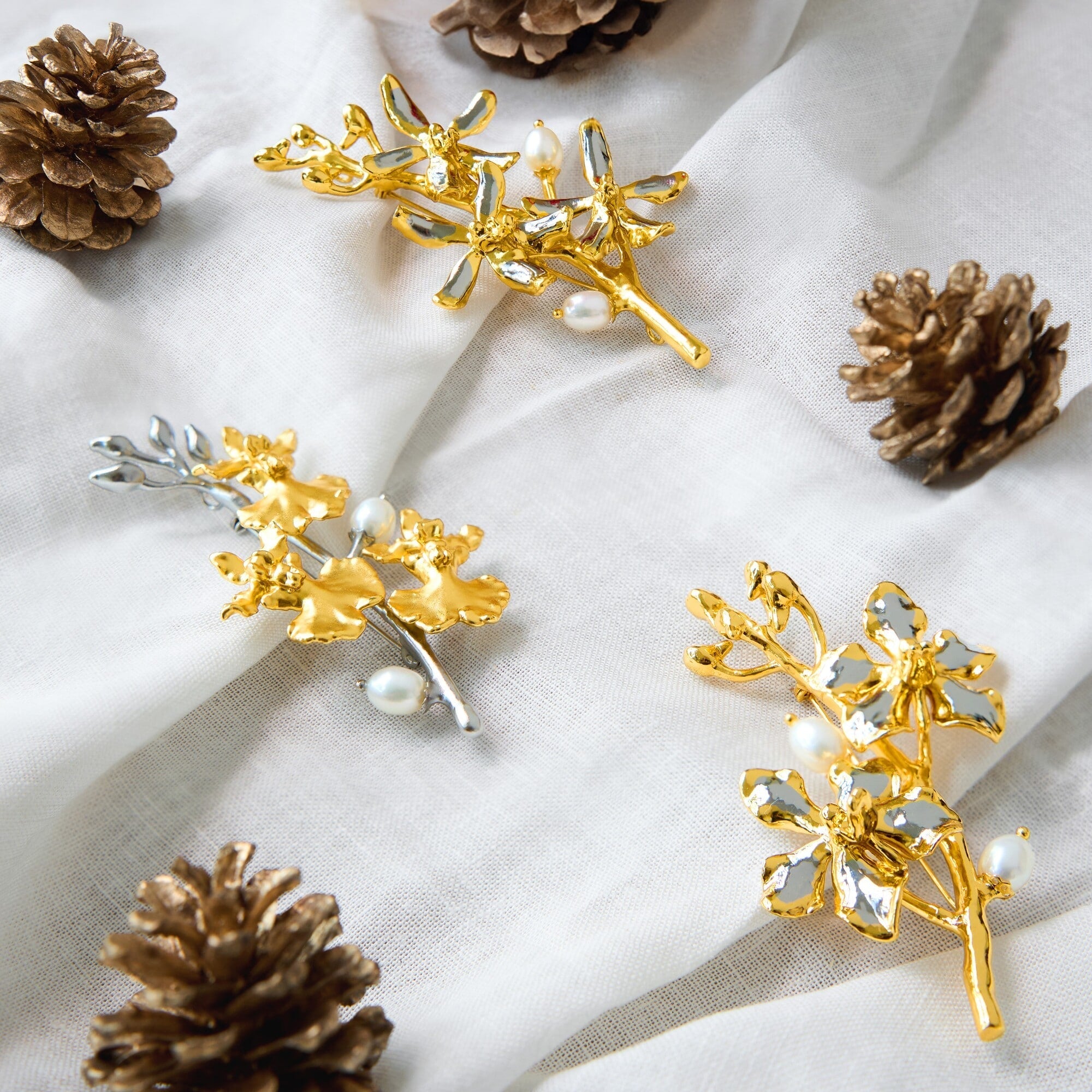 Risis brooch discount