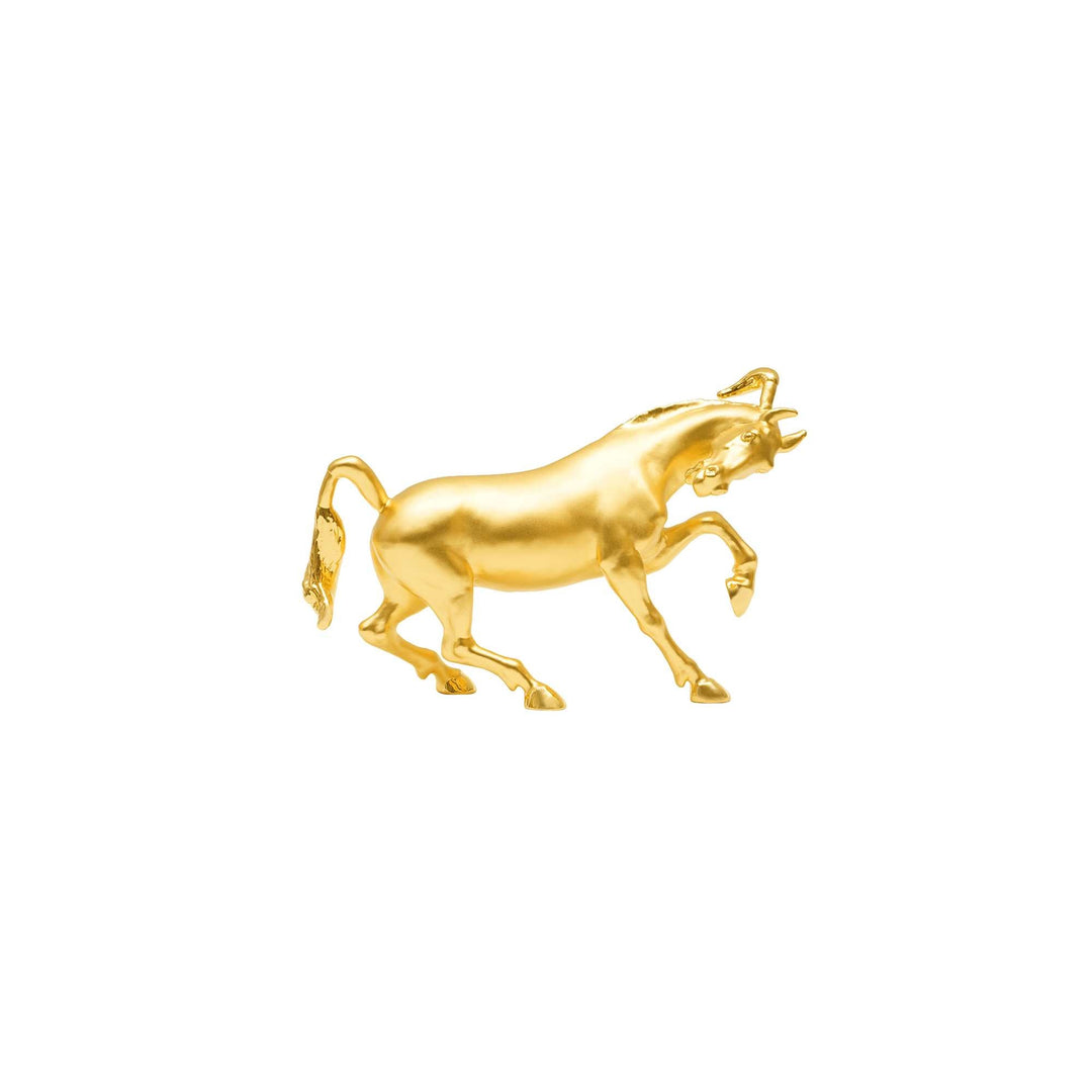 Risis - A golden sculpture of a bull in motion, glossy and smooth, exudes luxury and strength through its vibrant color and dynamic pose.