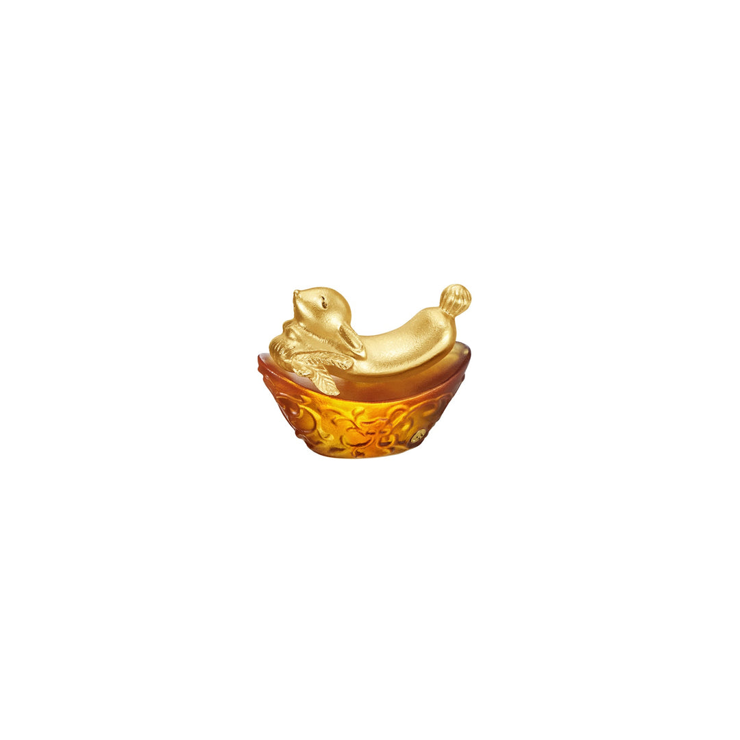 Risis Mini Celestial – Rabbit on Amber Liu Li - A golden seal lies atop an ornate, amber-colored bowl, intricately detailed with swirling patterns, embodying a blend of elegance and traditional artisanship.