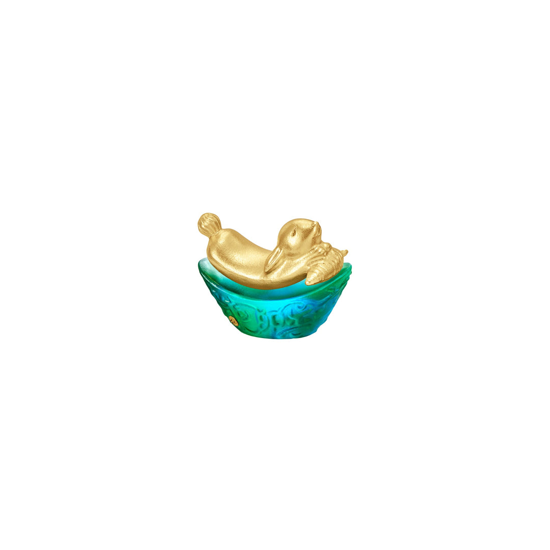Risis Mini Celestial – Rabbit on Green Liu Li - A glossy, golden rabbit rests inside a vibrant turquoise bowl with intricate patterns, symbolizing luxury and tranquility.